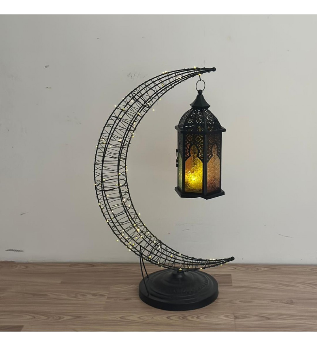 قطعة ديكورية راقية بتصميم هلال أنيق، مصنوعة من هيكل معدني باللون الاسود ومزيّنة بإضاءة LED ناعمة تضفي أجواءً دافئة وهادئة.79×28×28سم 