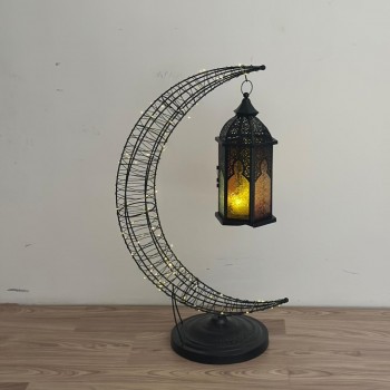 قطعة ديكورية راقية بتصميم هلال أنيق، مصنوعة من هيكل معدني باللون الاسود ومزيّنة بإضاءة LED ناعمة تضفي أجواءً دافئة وهادئة.79×28×28سم 