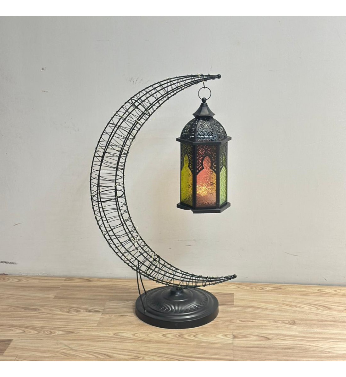 قطعة ديكورية راقية بتصميم هلال أنيق، مصنوعة من هيكل معدني باللون الاسود ومزيّنة بإضاءة LED ناعمة تضفي أجواءً دافئة وهادئة.79×28×28سم 