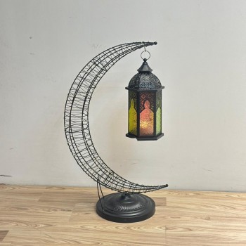 قطعة ديكورية راقية بتصميم هلال أنيق، مصنوعة من هيكل معدني باللون الاسود ومزيّنة بإضاءة LED ناعمة تضفي أجواءً دافئة وهادئة.79×28×28سم 