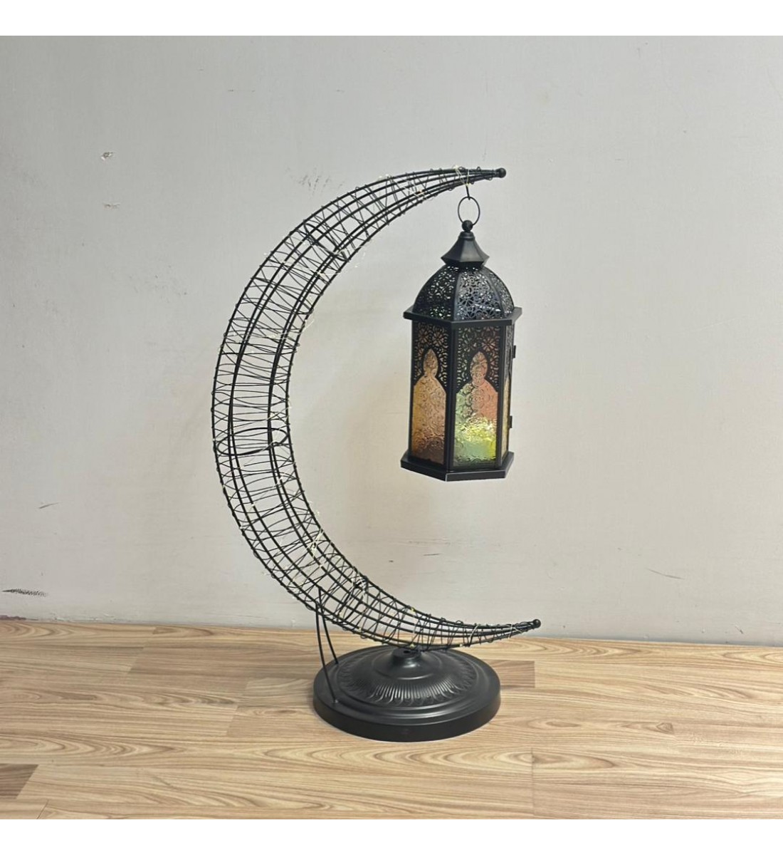 قطعة ديكورية راقية بتصميم هلال أنيق، مصنوعة من هيكل معدني باللون الاسود ومزيّنة بإضاءة LED ناعمة تضفي أجواءً دافئة وهادئة.79×28×28سم 