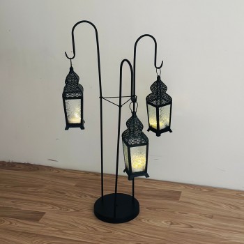 قطعة ديكورية أنيقة بتصميم عمودي مميّز، تتكوّن من حامل معدني أسود يحمل ثلاثة فوانيس معلّقة بنقوش شرقية دقيقة وزجاج يعطي إضاءة دافئة وناعمة 102×40×40سم 