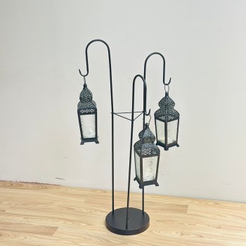 قطعة ديكورية أنيقة بتصميم عمودي مميّز، تتكوّن من حامل معدني أسود يحمل ثلاثة فوانيس معلّقة بنقوش شرقية دقيقة وزجاج يعطي إضاءة دافئة وناعمة 102×40×40سم 