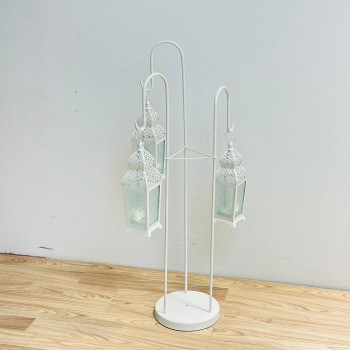 قطعة ديكورية أنيقة بتصميم عمودي مميّز، تتكوّن من حامل معدني ابيض يحمل ثلاثة فوانيس معلّقة بنقوش شرقية دقيقة وزجاج يعطي إضاءة دافئة وناعمة 102×40×40سم 