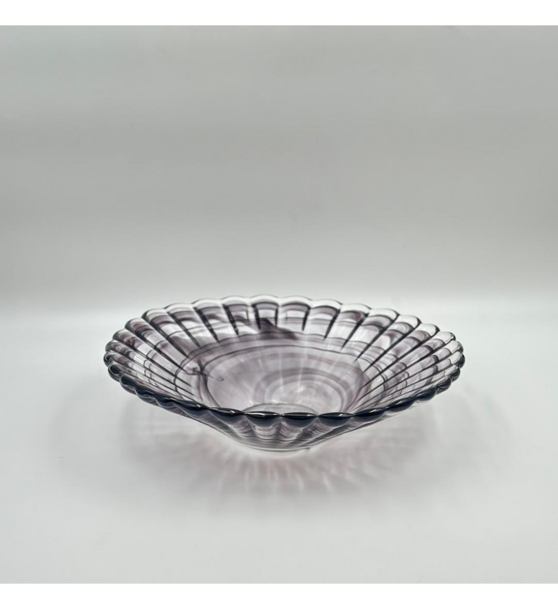 صحن ديكوري زجاجي بتصميم دائري أنيق وحواف متموجة مستوحاة من شكل الزهور35×35×9سم 