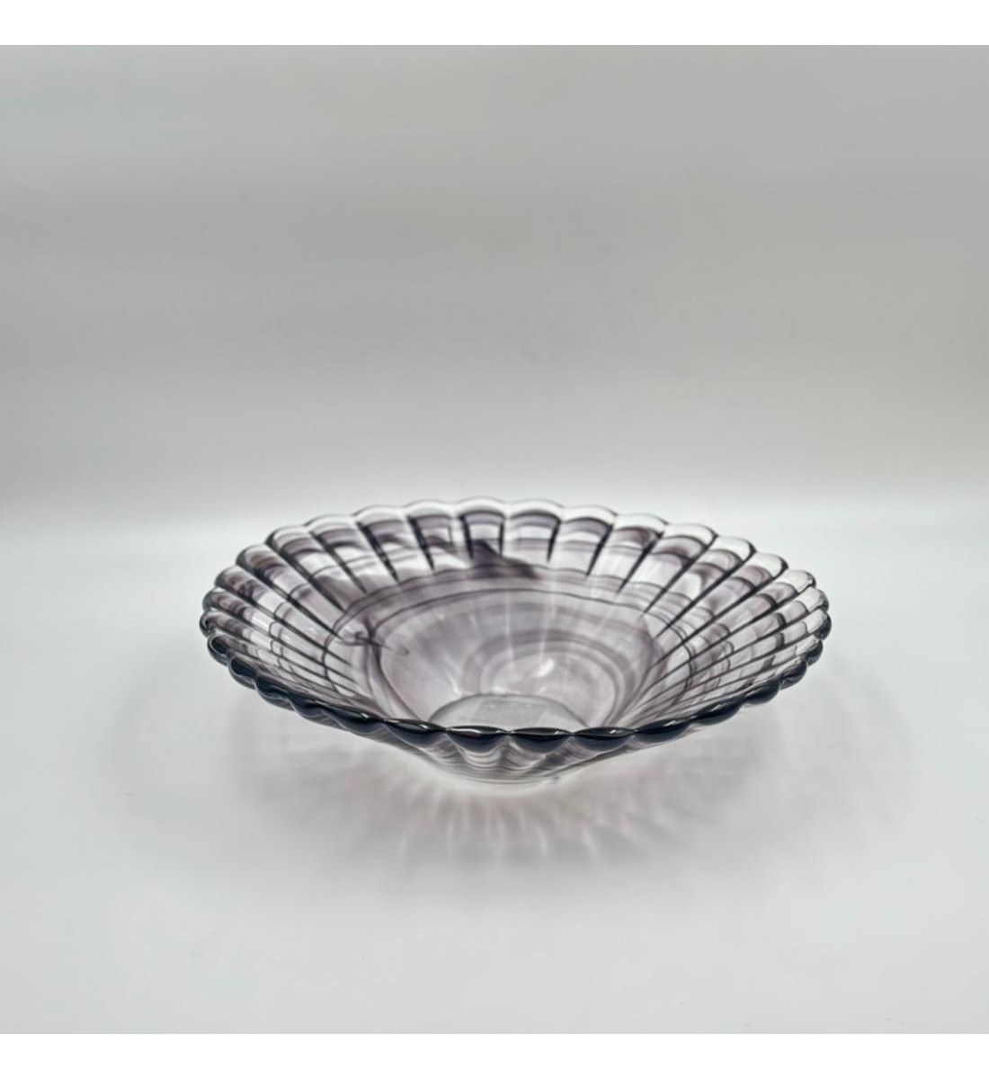 صحن ديكوري زجاجي بتصميم دائري أنيق وحواف متموجة مستوحاة من شكل الزهور35×35×9سم 