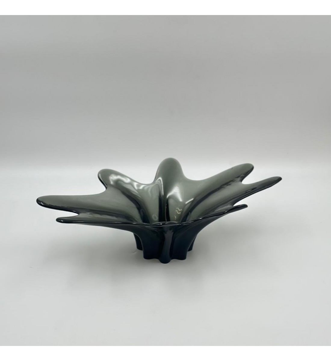 صحن ديكوري عصري بتصميم فني مميز مستوحى من الأشكال العضوية والانسيابية 37×20×11سم صحن ديكوري عصري بتصميم فني مميز مستوحى من الأشكال العضوية والانسيابية 37×20×11سم