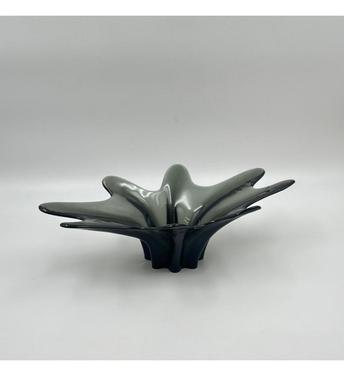 صحن ديكوري عصري بتصميم فني مميز مستوحى من الأشكال العضوية والانسيابية 37×20×11سم صحن ديكوري عصري بتصميم فني مميز مستوحى من الأشكال العضوية والانسيابية 37×20×11سم