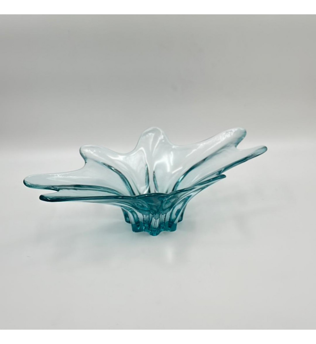 صحن ديكوري عصري بتصميم فني مميز مستوحى من الأشكال العضوية والانسيابية 37×20×11سم 