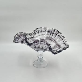 صحن ديكوري زجاجي فاخر بقاعدة مرتفعة وتصميم انسيابي متموج مستوحى من شكل الصدفة 37×27×23سم 