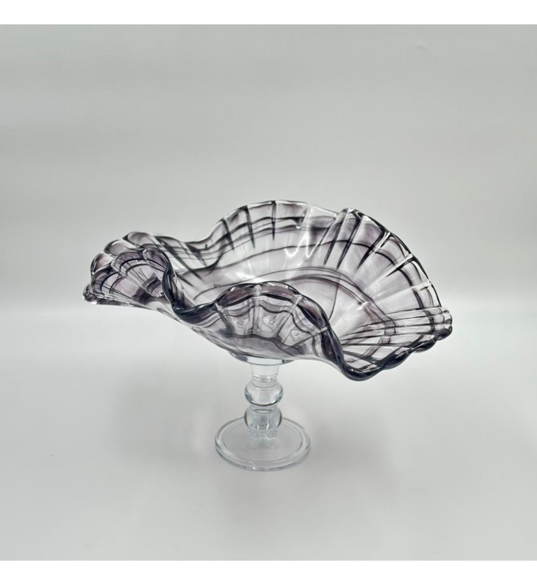صحن ديكوري زجاجي فاخر بقاعدة مرتفعة وتصميم انسيابي متموج مستوحى من شكل الصدفة 37×27×23سم 