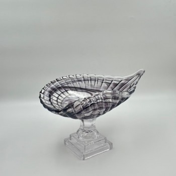صحن ديكوري زجاجي فاخر بقاعدة مرتفعة وتصميم انسيابي متموج مستوحى من شكل الصدفة 39×20×21سم 