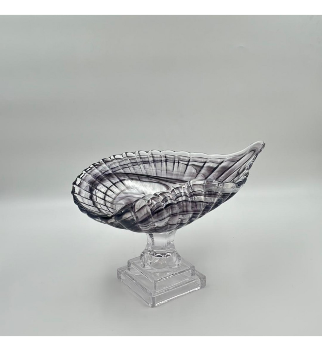 صحن ديكوري زجاجي فاخر بقاعدة مرتفعة وتصميم انسيابي متموج مستوحى من شكل الصدفة 39×20×21سم 