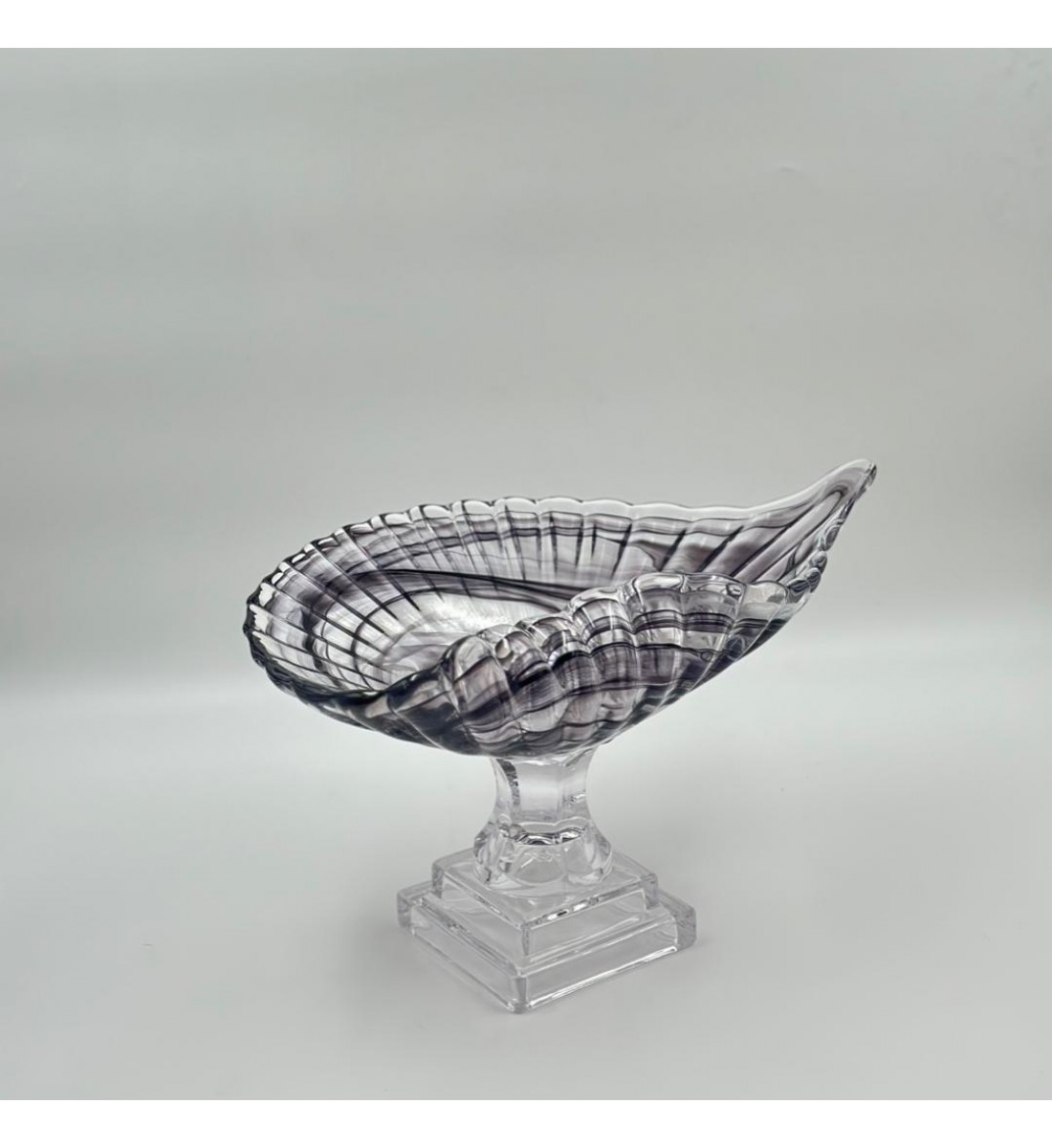 صحن ديكوري زجاجي فاخر بقاعدة مرتفعة وتصميم انسيابي متموج مستوحى من شكل الصدفة 39×20×21سم 
