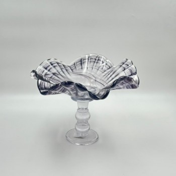 صحن ديكوري زجاجي فاخر بقاعدة مرتفعة وتصميم انسيابي متموج مستوحى من شكل الصدفة 36×36×25سم 