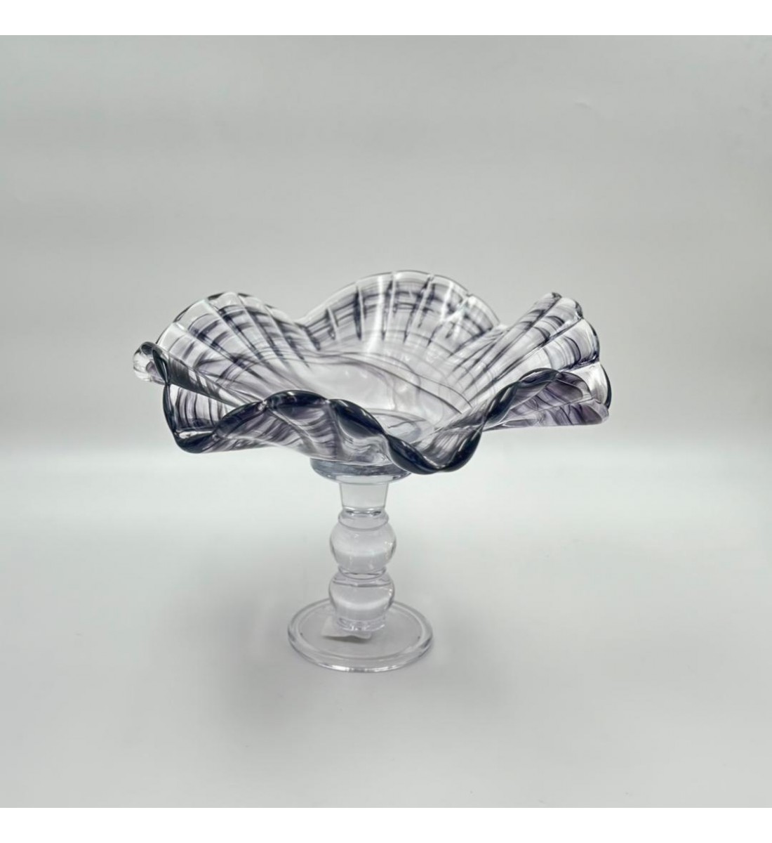 صحن ديكوري زجاجي فاخر بقاعدة مرتفعة وتصميم انسيابي متموج مستوحى من شكل الصدفة 36×36×25سم 