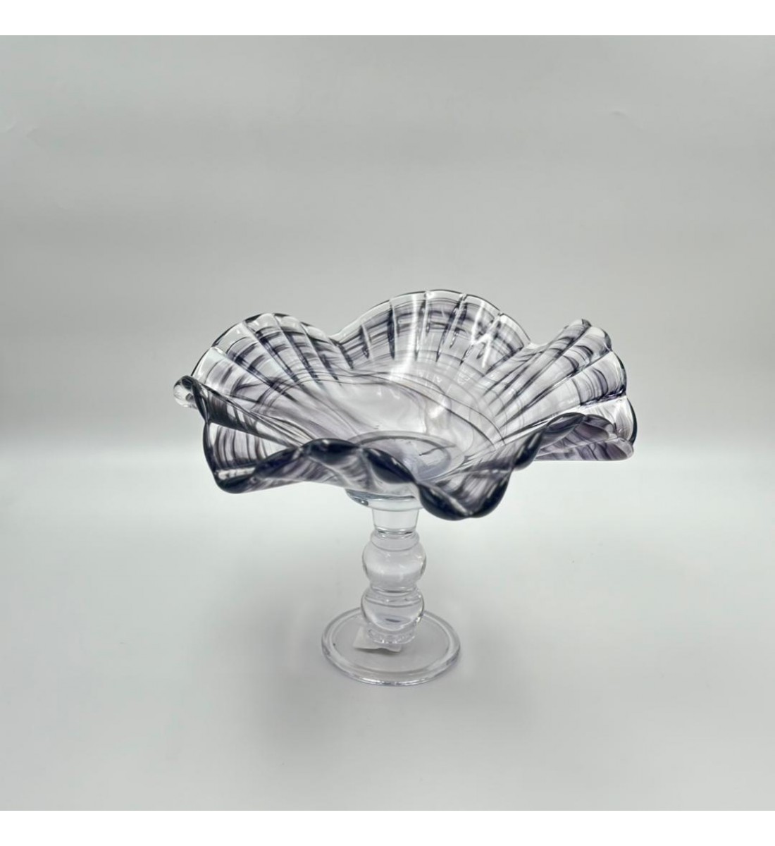 صحن ديكوري زجاجي فاخر بقاعدة مرتفعة وتصميم انسيابي متموج مستوحى من شكل الصدفة 36×36×25سم 