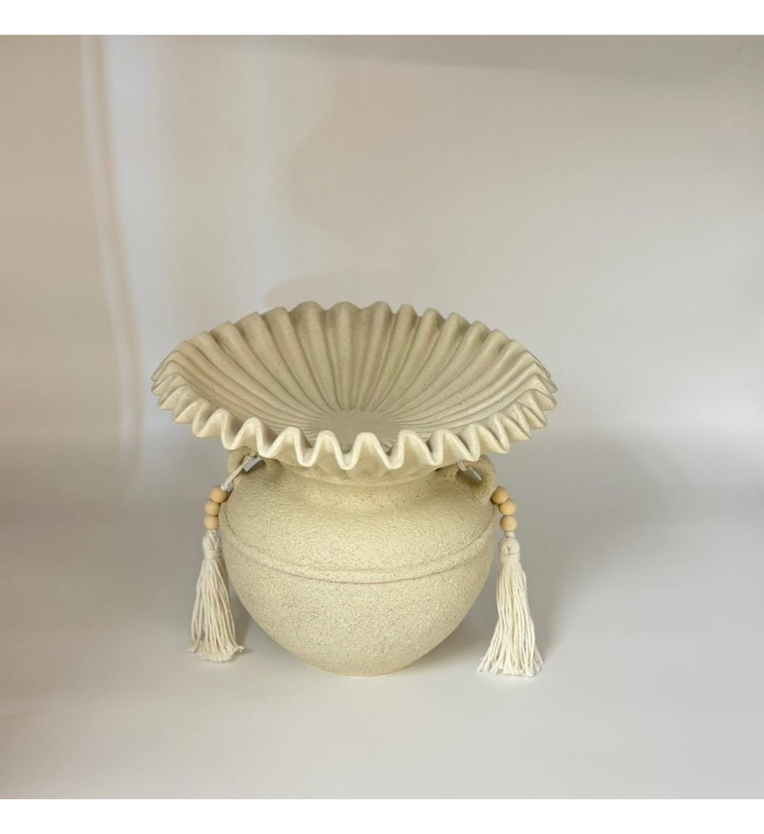 صحن ديكوري أنيق بتصميم فخم ولمسة عصرية 29×29×24سم صحن ديكوري أنيق بتصميم فخم ولمسة عصرية 29×29×24سم