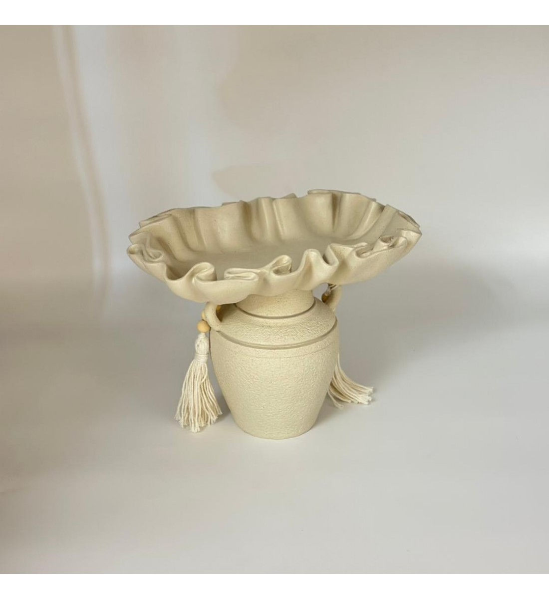 صحن ديكوري أنيق بتصميم فخم ولمسة عصرية28×19×22سم صحن ديكوري أنيق بتصميم فخم ولمسة عصرية28×19×22سم