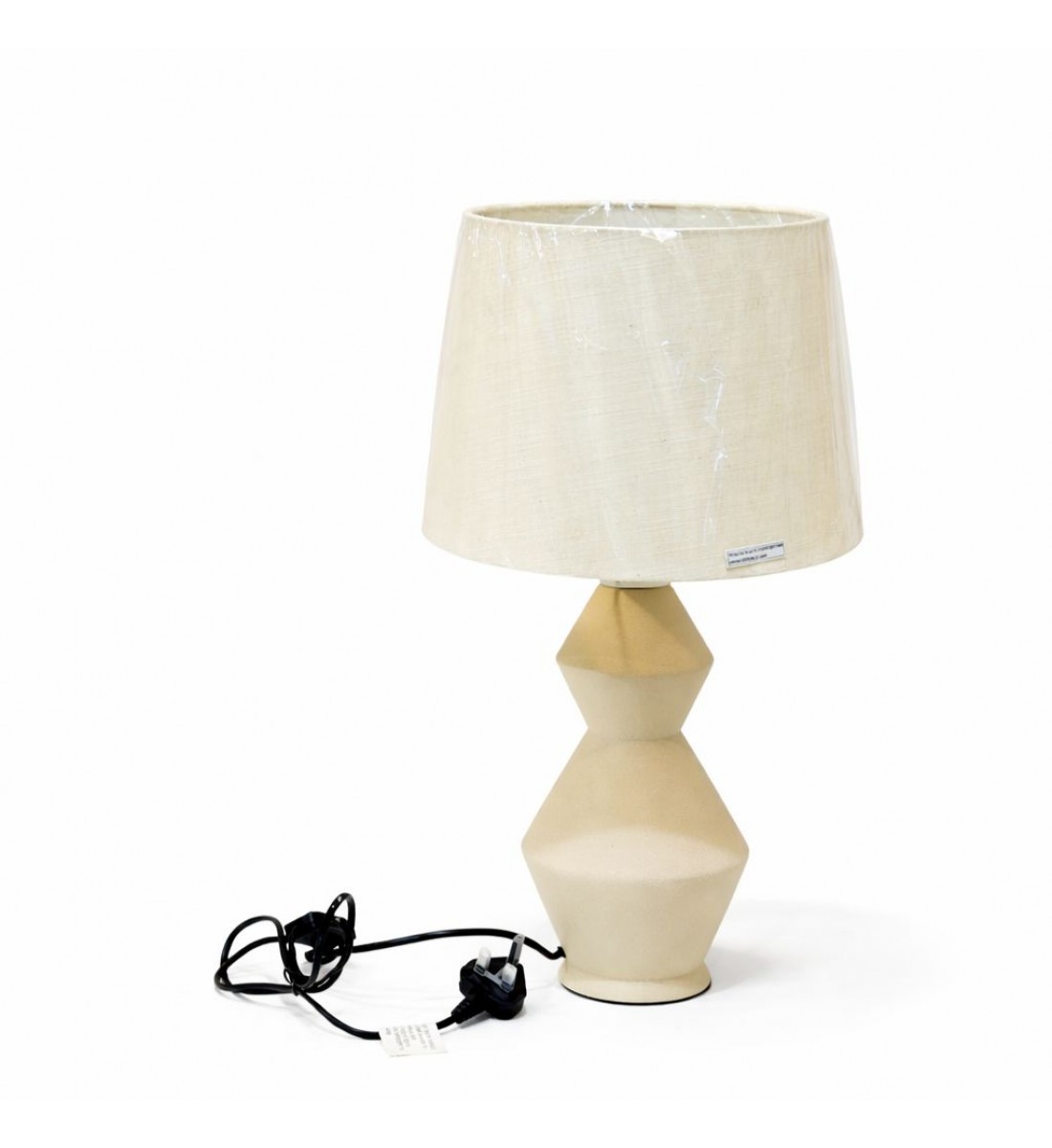 أبجورة طاولة بتصميم هادئ وأنيق، تأتي بقاعدة ذات شكل هندسي جذاب بلون بيج مطفي 51×20×20سم 