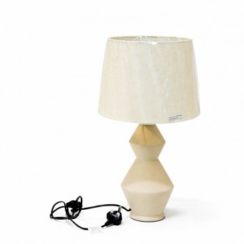 أبجورة طاولة بتصميم هادئ وأنيق، تأتي بقاعدة ذات شكل هندسي جذاب بلون بيج مطفي 51×20×20سم 