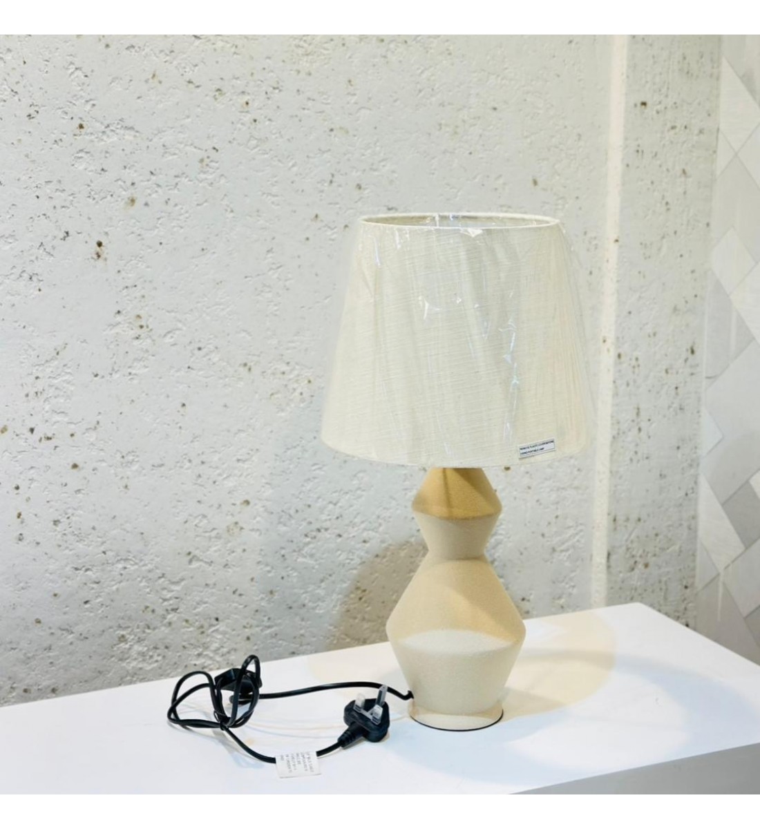 أبجورة طاولة بتصميم هادئ وأنيق، تأتي بقاعدة ذات شكل هندسي جذاب بلون بيج مطفي 51×20×20سم 