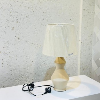 أبجورة طاولة بتصميم هادئ وأنيق، تأتي بقاعدة ذات شكل هندسي جذاب بلون بيج مطفي 51×20×20سم 