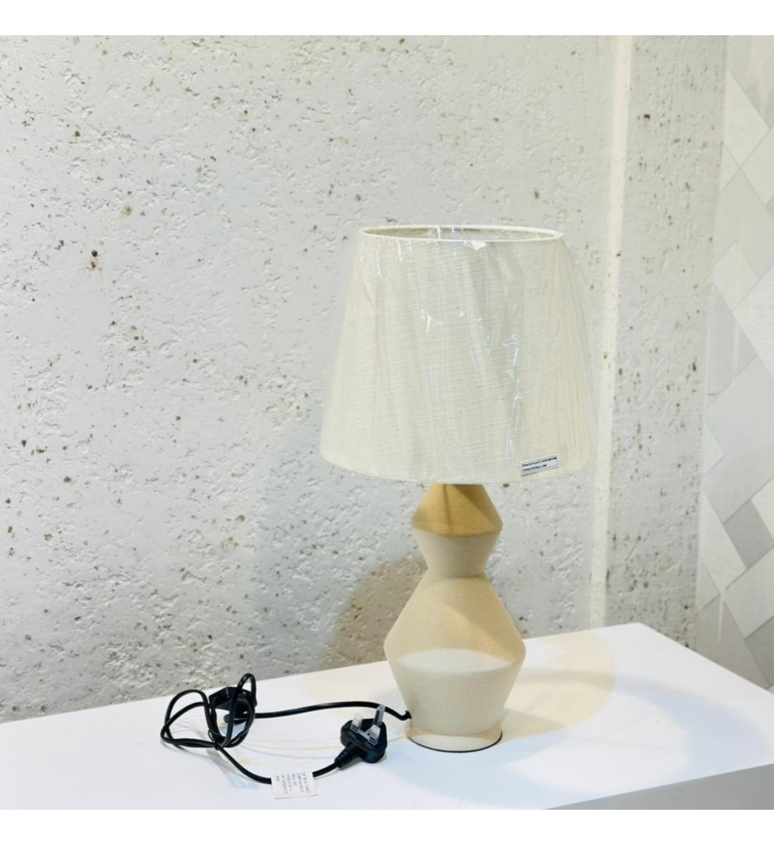 أبجورة طاولة بتصميم هادئ وأنيق، تأتي بقاعدة ذات شكل هندسي جذاب بلون بيج مطفي 51×20×20سم 