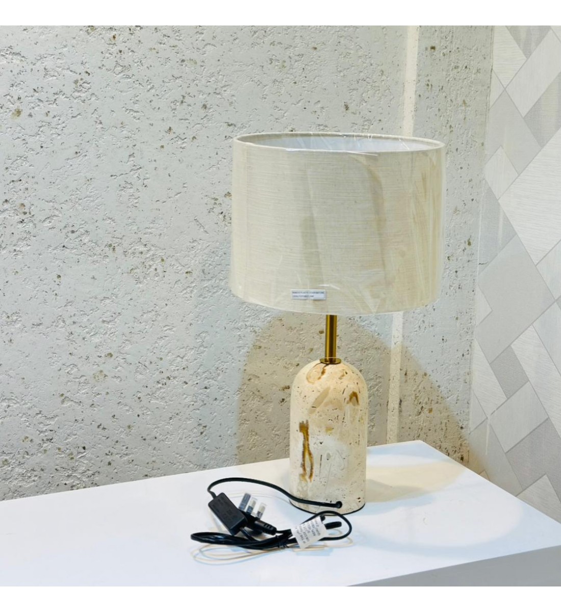 أبجورة طاولة بتصميم هادئ وأنيق، تأتي بقاعدة ذات شكل هندسي جذاب بلون بيج مطفي 51×20×20سم 