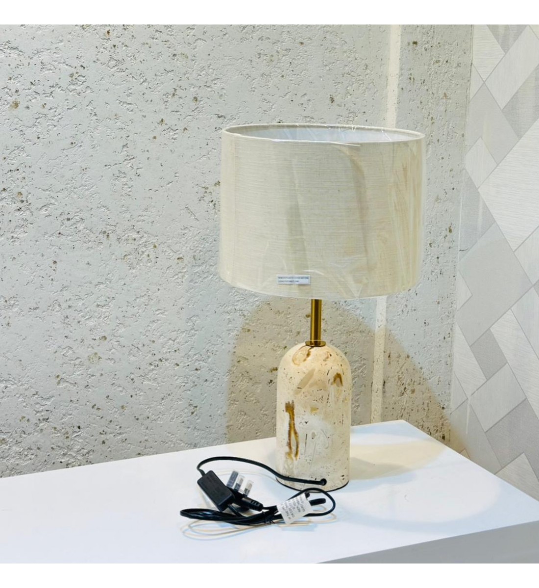 أبجورة طاولة بتصميم هادئ وأنيق، تأتي بقاعدة ذات شكل هندسي جذاب بلون بيج مطفي 51×20×20سم 