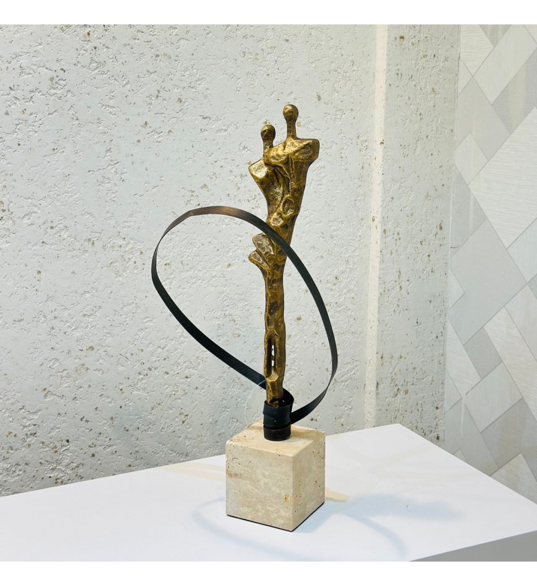 قطعة ديكور فنية فاخرة بتصميم تجريدي يعكس الأناقة والحداثة56سم 