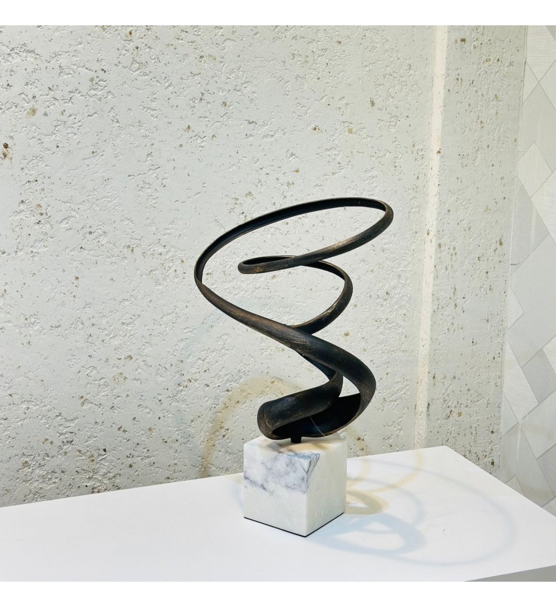 قطعة ديكور فنية بتصميم حلزوني عصري يعكس الحركة والانسيابية بأسلوب أنيق. مصنوعة من معدن داكن بلمسة نهائية فاخ42×30×25سم قطعة ديكور فنية بتصميم حلزوني عصري يعكس الحركة والانسيابية بأسلوب أنيق. مصنوعة من معدن داكن بلمسة نهائية فاخ42×30×25سم