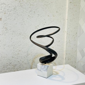 قطعة ديكور فنية بتصميم حلزوني عصري يعكس الحركة والانسيابية بأسلوب أنيق. مصنوعة من معدن داكن بلمسة نهائية فاخ42×30×25سم 