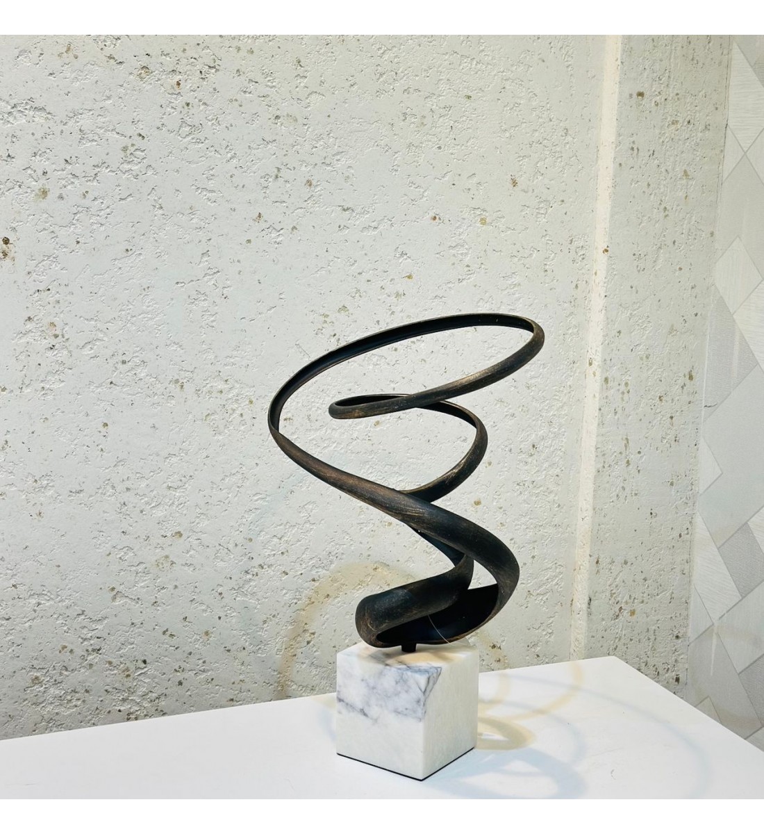 قطعة ديكور فنية بتصميم حلزوني عصري يعكس الحركة والانسيابية بأسلوب أنيق. مصنوعة من معدن داكن بلمسة نهائية فاخ42×30×25سم قطعة ديكور فنية بتصميم حلزوني عصري يعكس الحركة والانسيابية بأسلوب أنيق. مصنوعة من معدن داكن بلمسة نهائية فاخ42×30×25سم