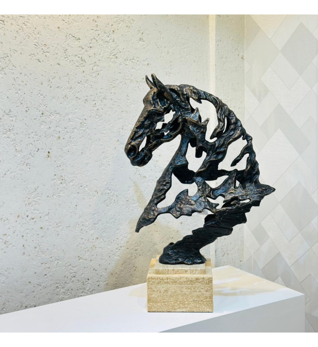  تمثال ديكوري فني بتصميم تجريدي لرأس حصان يجسد القوة والأناقة بأسلوب عصري مميز.74×45×20سم 