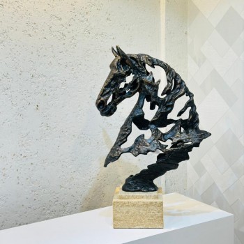  تمثال ديكوري فني بتصميم تجريدي لرأس حصان يجسد القوة والأناقة بأسلوب عصري مميز.74×45×20سم 