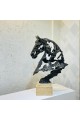  تمثال ديكوري فني بتصميم تجريدي لرأس حصان يجسد القوة والأناقة بأسلوب عصري مميز.74×45×20سم 