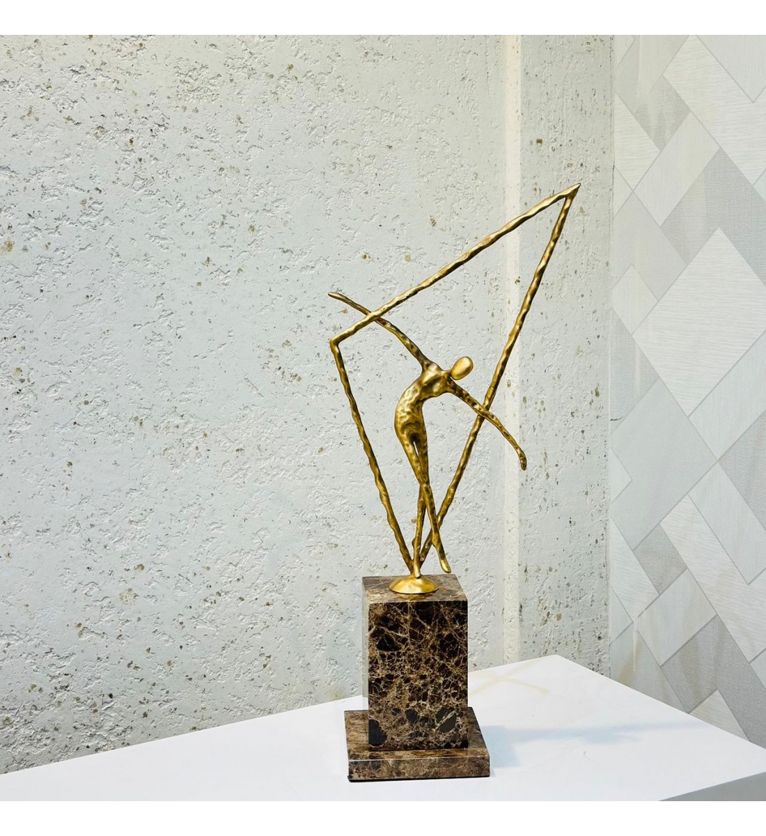 تمثال ديكوري فني بتصميم تجريدي لشخصية بشرية في وضعية انسيابية تعبّر عن التوازن والحركة 58×9×14سم 