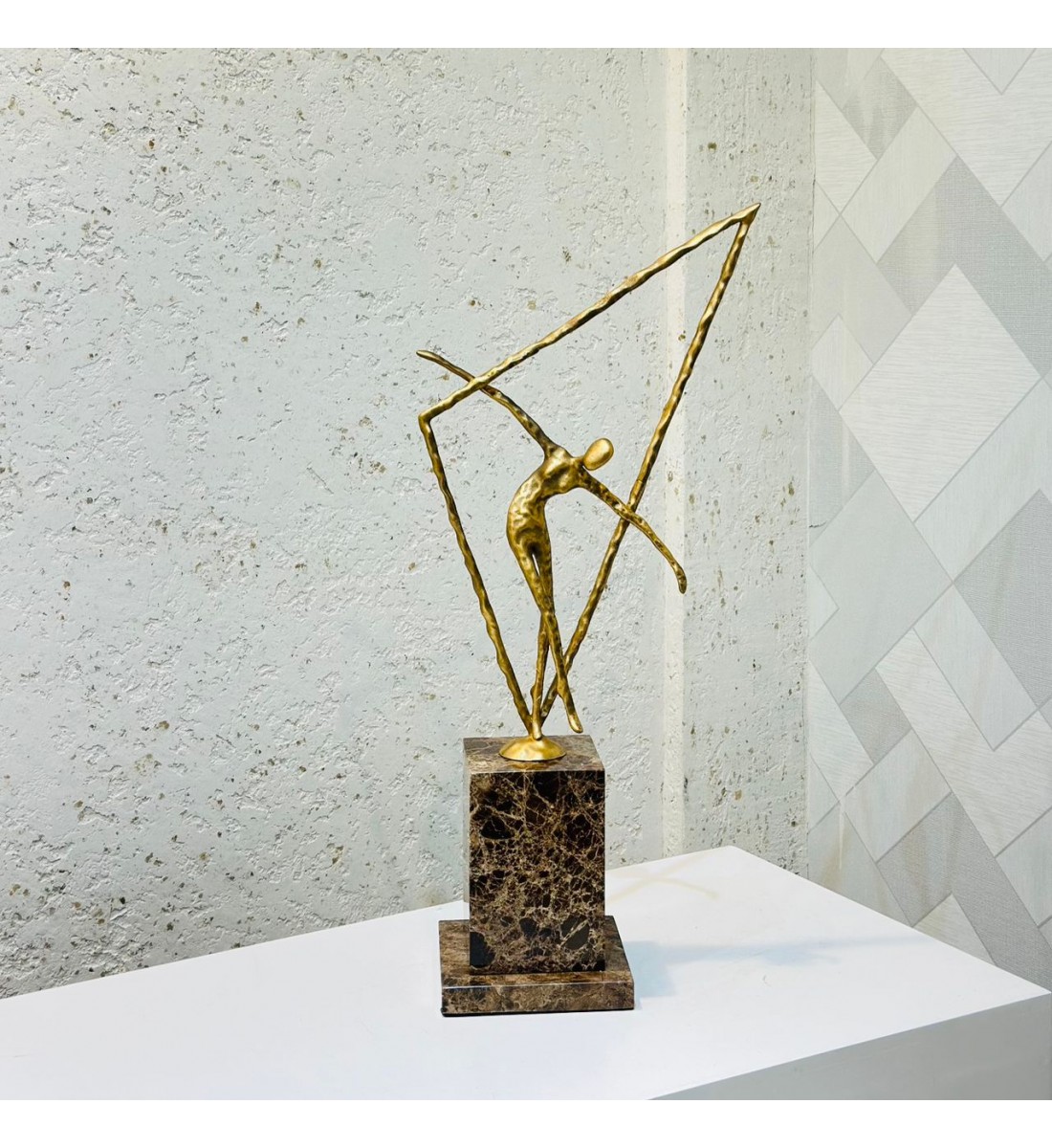 تمثال ديكوري فني بتصميم تجريدي لشخصية بشرية في وضعية انسيابية تعبّر عن التوازن والحركة 58×9×14سم 