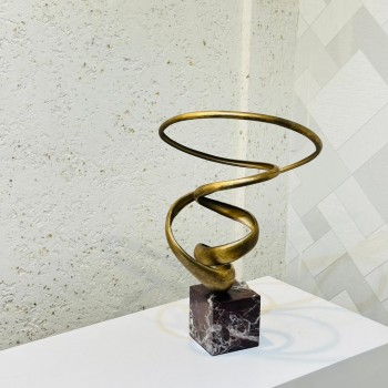 قطعة ديكور فنية بتصميم حلزوني عصري يعكس الحركة والانسيابية بأسلوب أنيق. مصنوعة من معدن ذهبي بلمسة نهائية فاخV42×30×25سم 