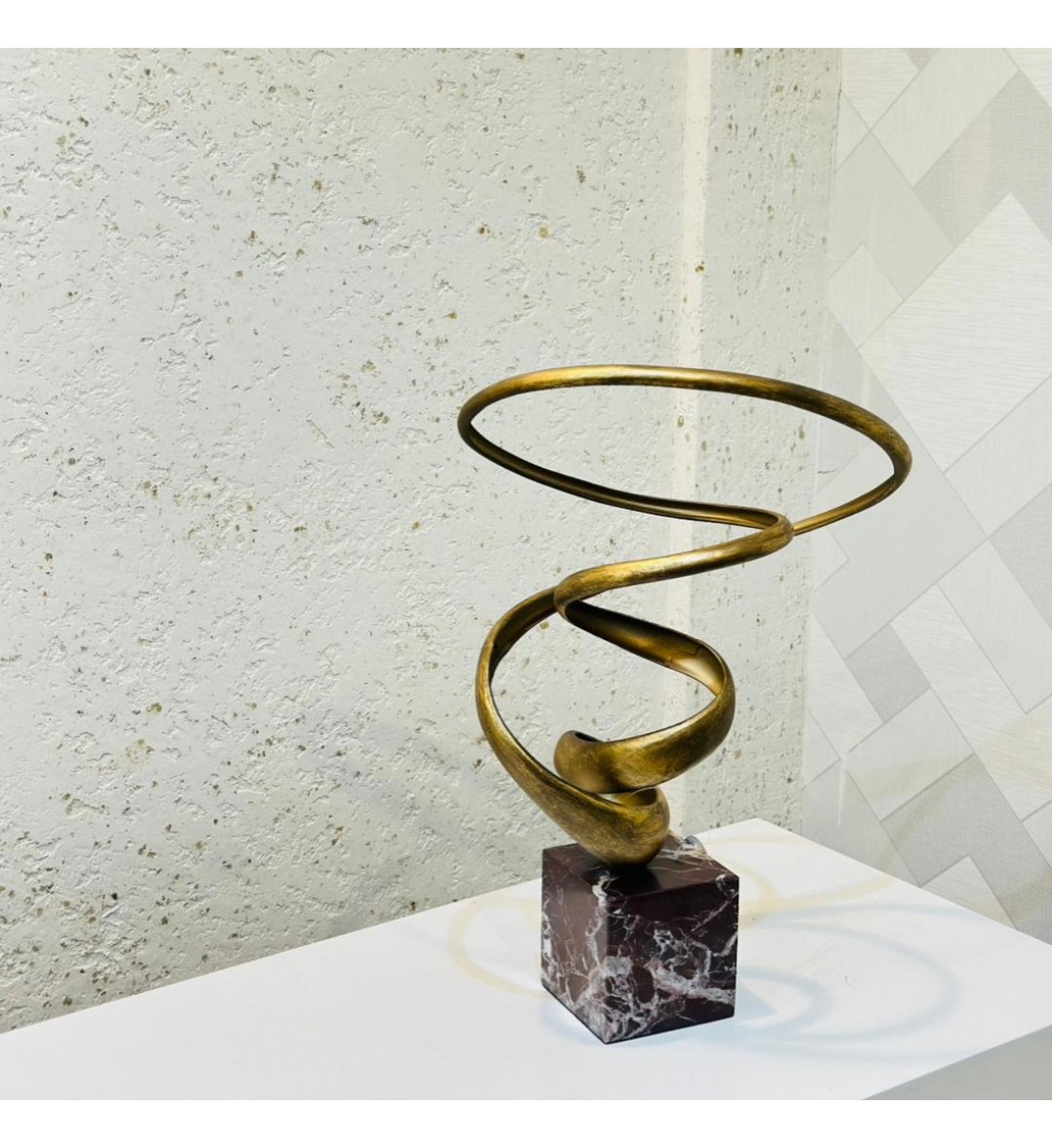 قطعة ديكور فنية بتصميم حلزوني عصري يعكس الحركة والانسيابية بأسلوب أنيق. مصنوعة من معدن ذهبي بلمسة نهائية فاخV42×30×25سم 