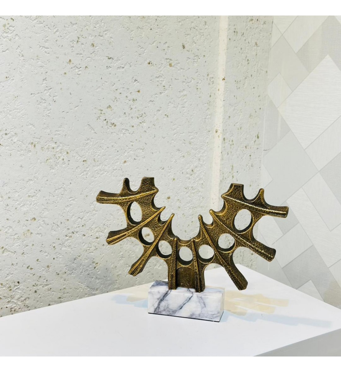 قطعة ديكور فنية بتصميم تجريدي مميز يجمع بين التوازن والتناظر بأسلوب عصري لافت39×6×29سم