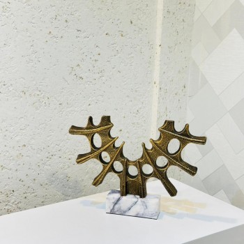 قطعة ديكور فنية بتصميم تجريدي مميز يجمع بين التوازن والتناظر بأسلوب عصري لافت39×6×29سم