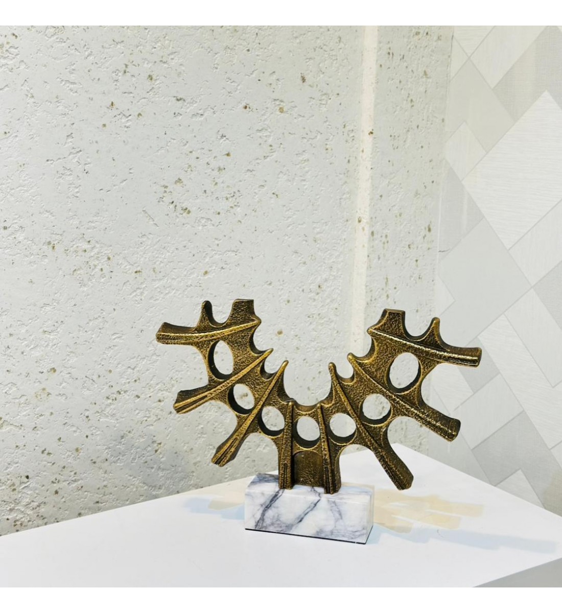 قطعة ديكور فنية بتصميم تجريدي مميز يجمع بين التوازن والتناظر بأسلوب عصري لافت39×6×29سم