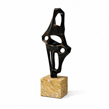  قطعة ديكور فنية بتصميم تجريدي جريء يعكس الحداثة والتميز. مصنوعة من معدن داكن بلمسة نهائية  50×10×20سم 