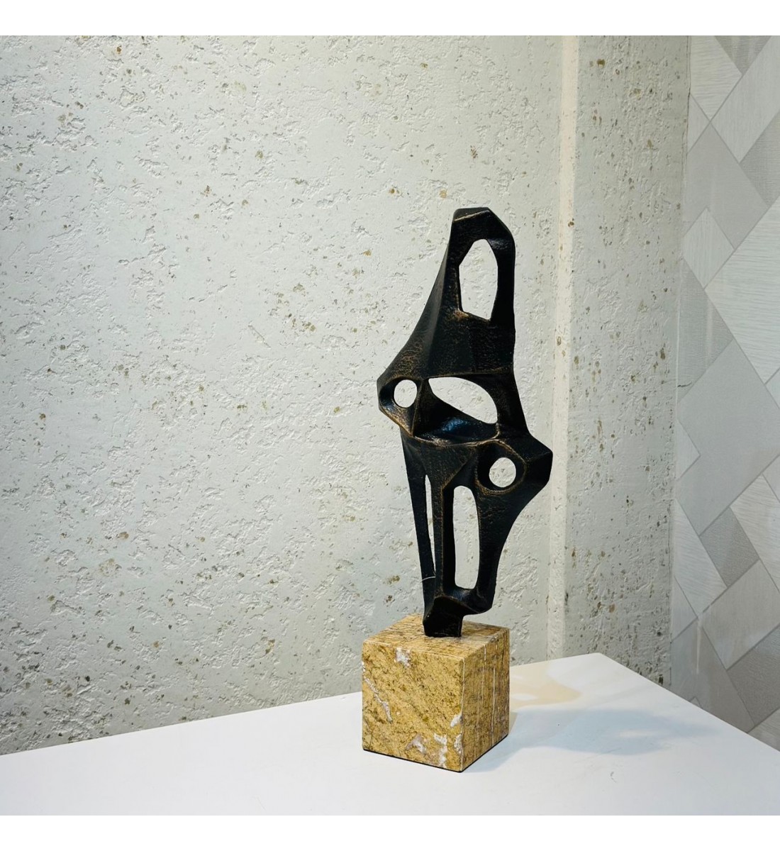 قطعة ديكور فنية بتصميم تجريدي جريء يعكس الحداثة والتميز. مصنوعة من معدن داكن بلمسة نهائية 50×10×20سم قطعة ديكور فنية بتصميم تجريدي جريء يعكس الحداثة والتميز. مصنوعة من معدن داكن بلمسة نهائية 50×10×20سم