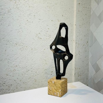  قطعة ديكور فنية بتصميم تجريدي جريء يعكس الحداثة والتميز. مصنوعة من معدن داكن بلمسة نهائية  50×10×20سم 