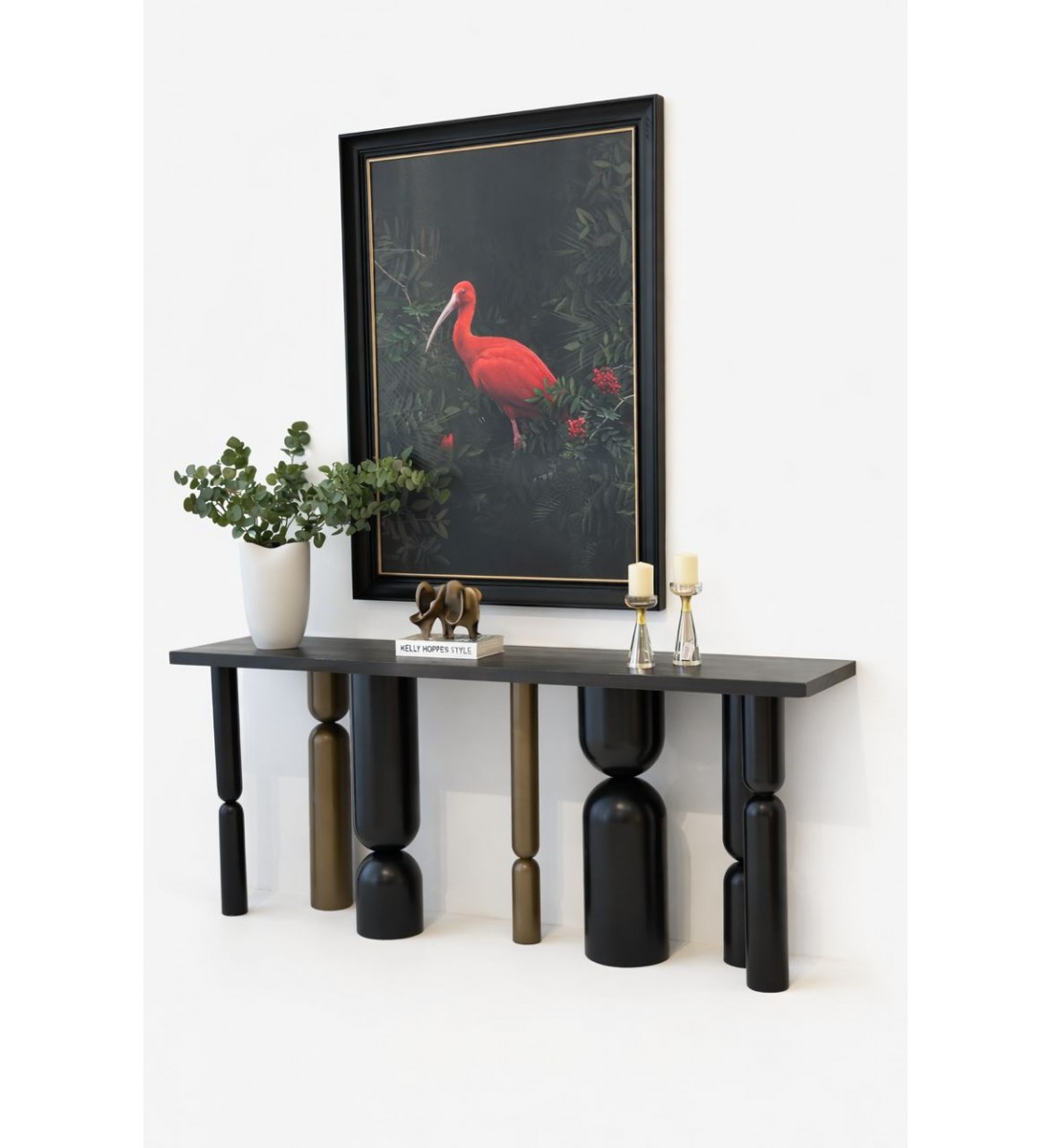 مدخل أنيق يعكس ذوقًا فنيًا عصريًا يجمع بين البساطة والفخامة. طاولة كونسول بتصميم فريد وأرجل منحوتة بأشكال هندسية متناسقة180×42×83سم 