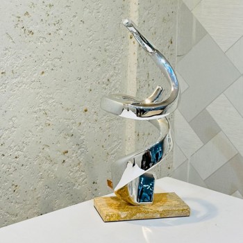 قطعة ديكور فنية بتصميم حلزوني عصري يجسّد الانسيابية والتوازن بأسلوب أنيق. مصنوعة من معدن لامع باللون الفضي40×18×10سم 