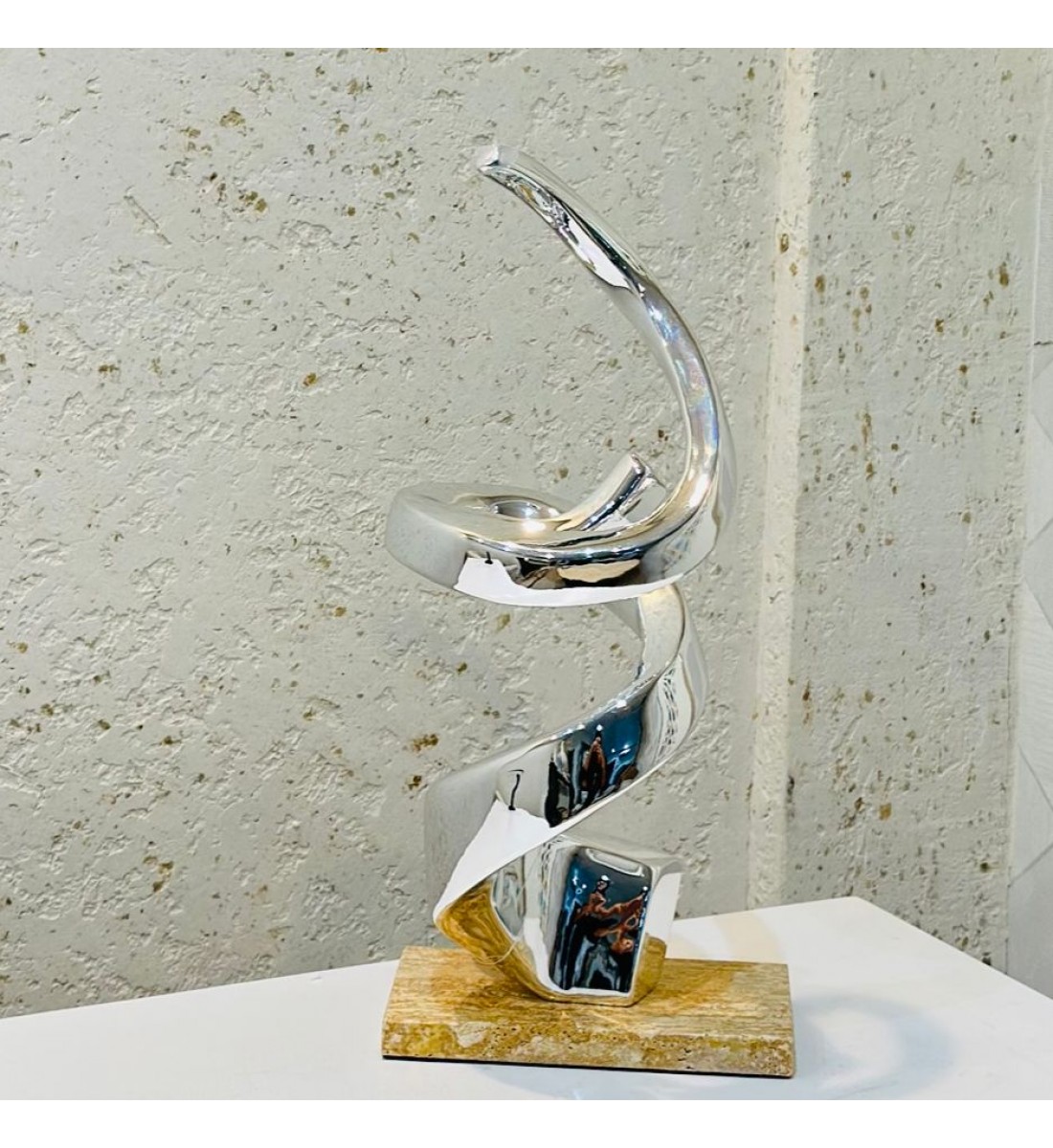 قطعة ديكور فنية بتصميم حلزوني عصري يجسّد الانسيابية والتوازن بأسلوب أنيق. مصنوعة من معدن لامع باللون الفضي40×18×10سم قطعة ديكور فنية بتصميم حلزوني عصري يجسّد الانسيابية والتوازن بأسلوب أنيق. مصنوعة من معدن لامع باللون الفضي40×18×10سم